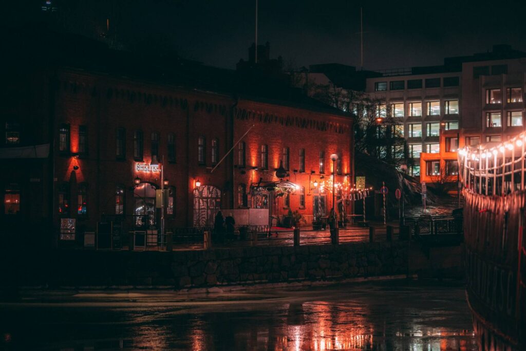 ravintola sipuli valaistuna illalla ulkoa